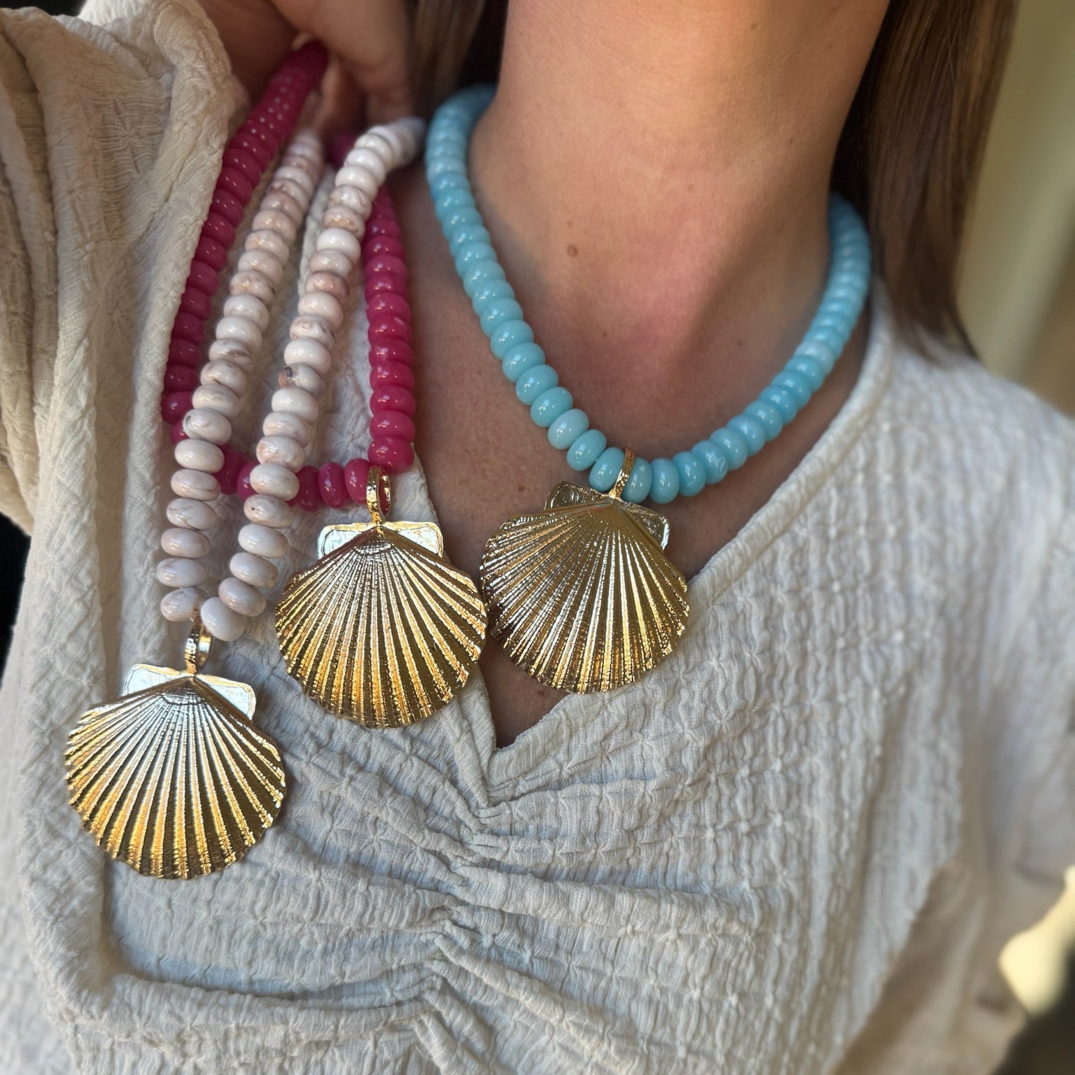 Metal Shell Charm Necklace in Fuchsia